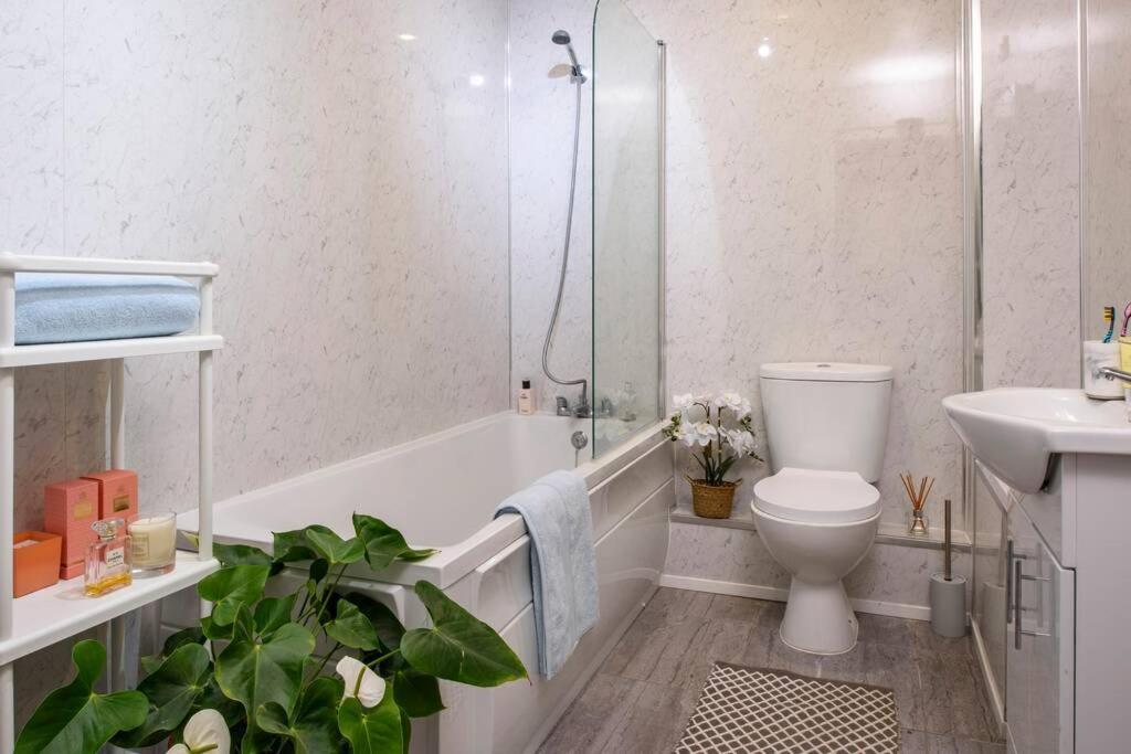 Luxury City Apartment Underground Parking 5* Belfast Esterno foto